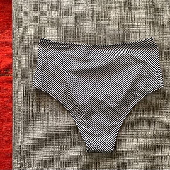Striped black white ruched sides bikini bottom L - Picture 3 of 5